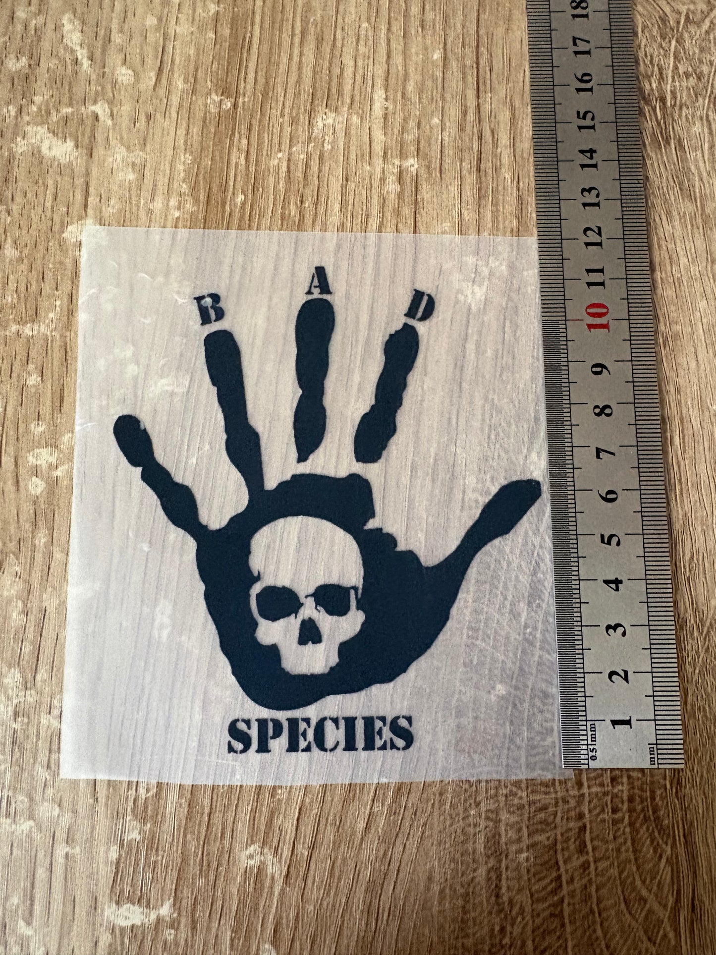 Main Bad Species noir ( 11cm par 10cm )