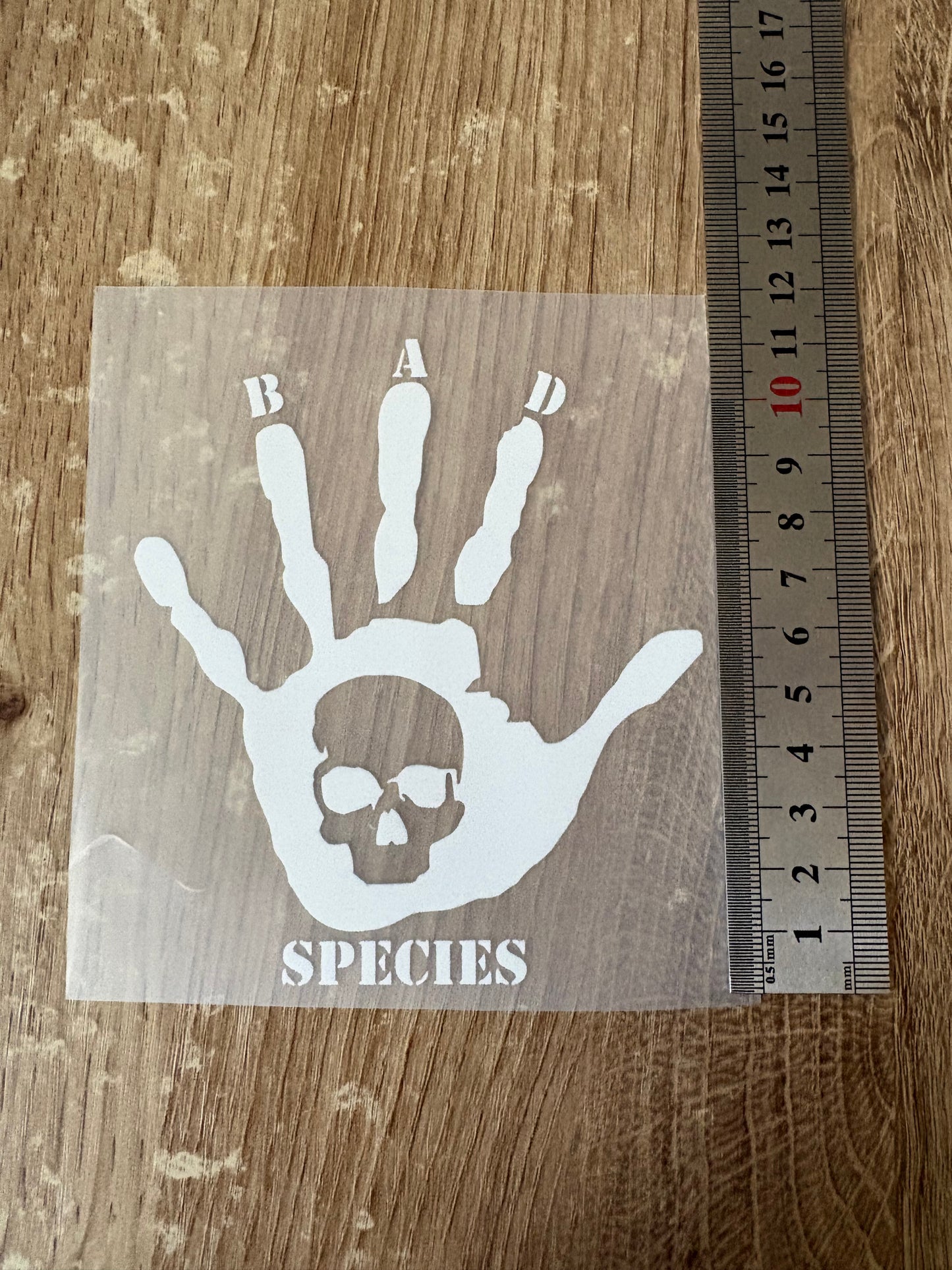 Main Bad Species blanche ( 11cm par 10cm )