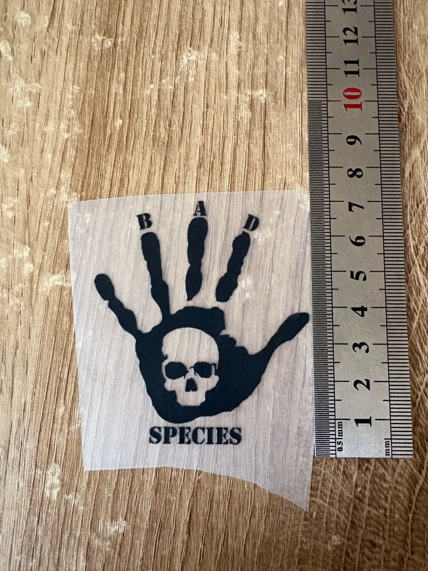 Main Bad Species noir ( 7cm par 6 )